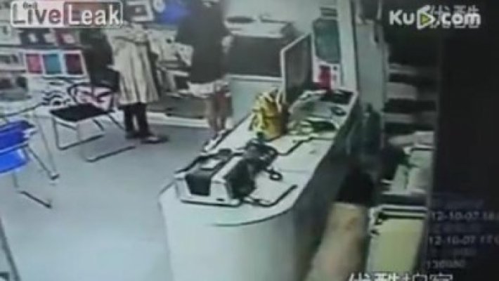 O gravidă face echipă cu fiica sa, la furat. Cum reuşesc ele să ia bani dintr-un magazin